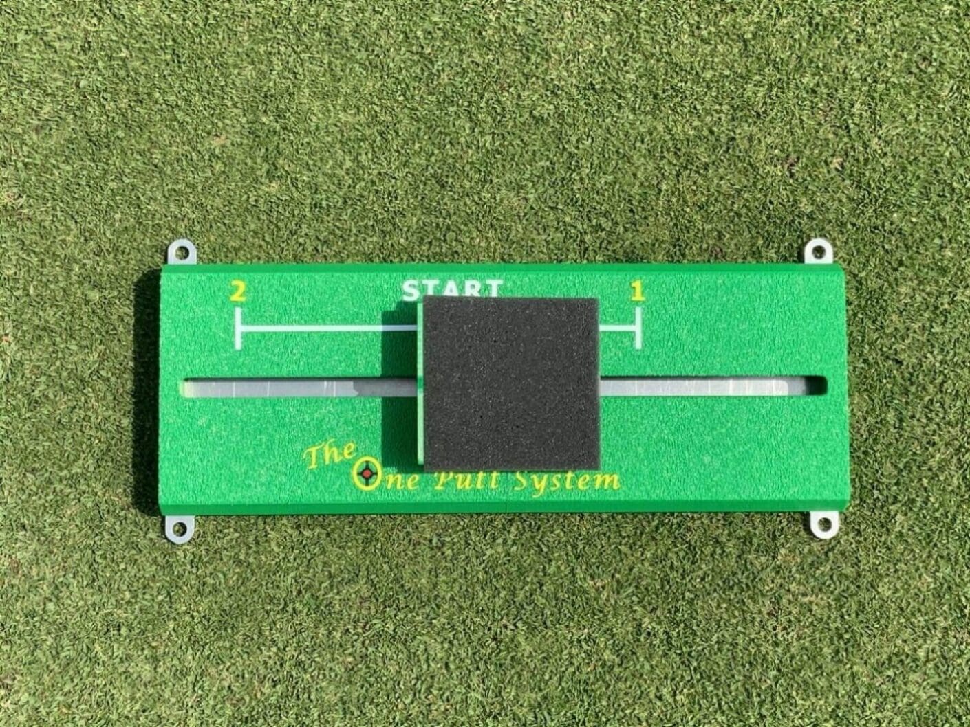 Putting alignment guide on turf